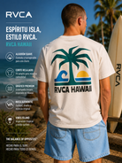 Camiseta RVCA Aloha Moonbeam para hombre en escena surf lifestyle tropical inspirada en Hawaii