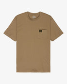 Camiseta RVCA Americana Pocket Coyote hombre camiseta marrón con bolsillo en el pecho y etiqueta RVCA