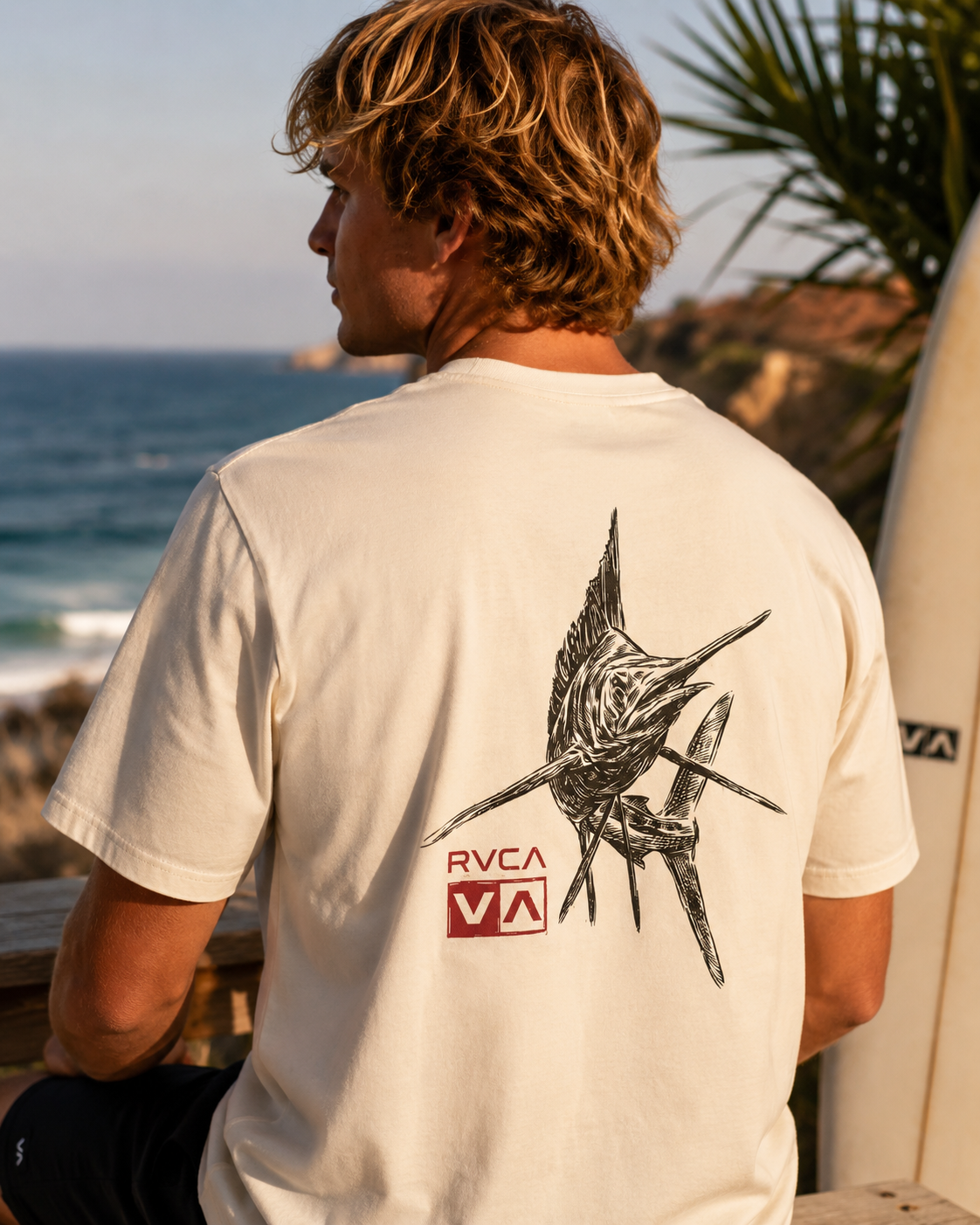 Camiseta RVCA Horton Florida blanca estilo surf lifestyle en escena costera premium junto al mar