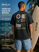 Camiseta RVCA Mirage Pirate Black para hombre en escena surf lifestyle premium junto al mar