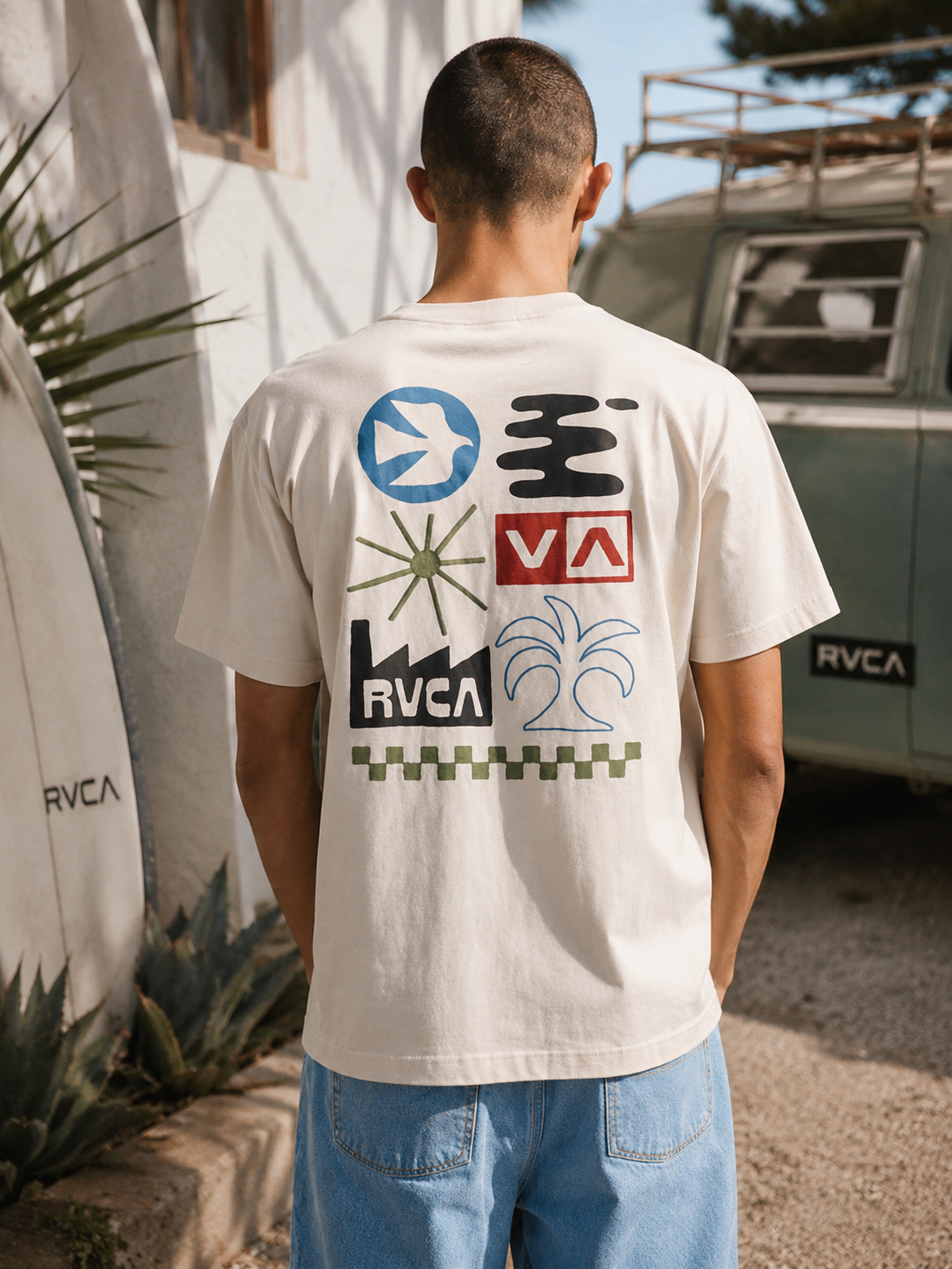 Camiseta RVCA Mirage Pirate Moonbeam para hombre en escena surf street lifestyle con furgoneta vintage y tabla de surf