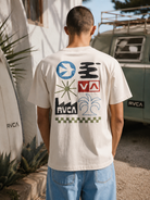 Camiseta RVCA Mirage Pirate Moonbeam para hombre en escena surf street lifestyle con furgoneta vintage y tabla de surf