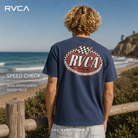 Camiseta RVCA Speed Check Moody Blue para hombre en entorno costero junto al océano, fotografía editorial propia de THE SURF TOWN inspirada en el surf lifestyle y la cultura americana de RVCA