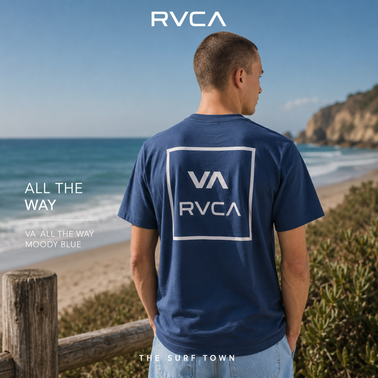 Camiseta RVCA VA All The Way Moody Blue para hombre en entorno costero junto al mar, fotografía editorial propia de THE SURF TOWN inspirada en el surf lifestyle y la moda surf masculina