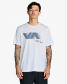 Camiseta RVCA VA Blur White blanca con logo frontal efecto blur estilo urbano hombre