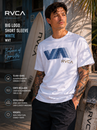 Camiseta RVCA VA Blur White hombre en escena surf skate coastal premium con estética editorial urbana y luz cinematográfica