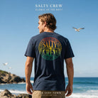 Camiseta Salty Crew Global SS Tee Navy, imagen editorial propia de THE SURF TOWN