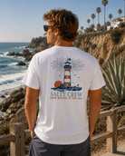 Camiseta Salty Crew High Beam Classic White para hombre en entorno costero junto al mar con estilo surf lifestyle premium y ambiente Costa del Sol