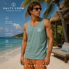 Camiseta Salty Crew Outside Tank Mackerel en oasis tropical premium, fotografía editorial propia de THE SURF TOWN con modelo surf lifestyle, camiseta de tirantes ligera y estilo veraniego inspirado en el océano