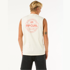 Camiseta sin mangas Rip Curl Stapler Muscle Bone hombre color hueso con logo frontal y trasero, diseño muscle y tejido 100% algodón transpirable.