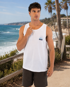 Camiseta de tirantes Hurley Surfwar blanca para hombre en escenario lifestyle surf junto al mar