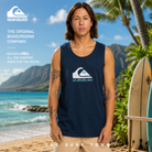 Camiseta de tirantes Quiksilver Comp Logo Tank Navy en fotografía editorial propia de THE SURF TOWN en playa tropical de Hawái con luz natural diurna y estilo surf lifestyle premium