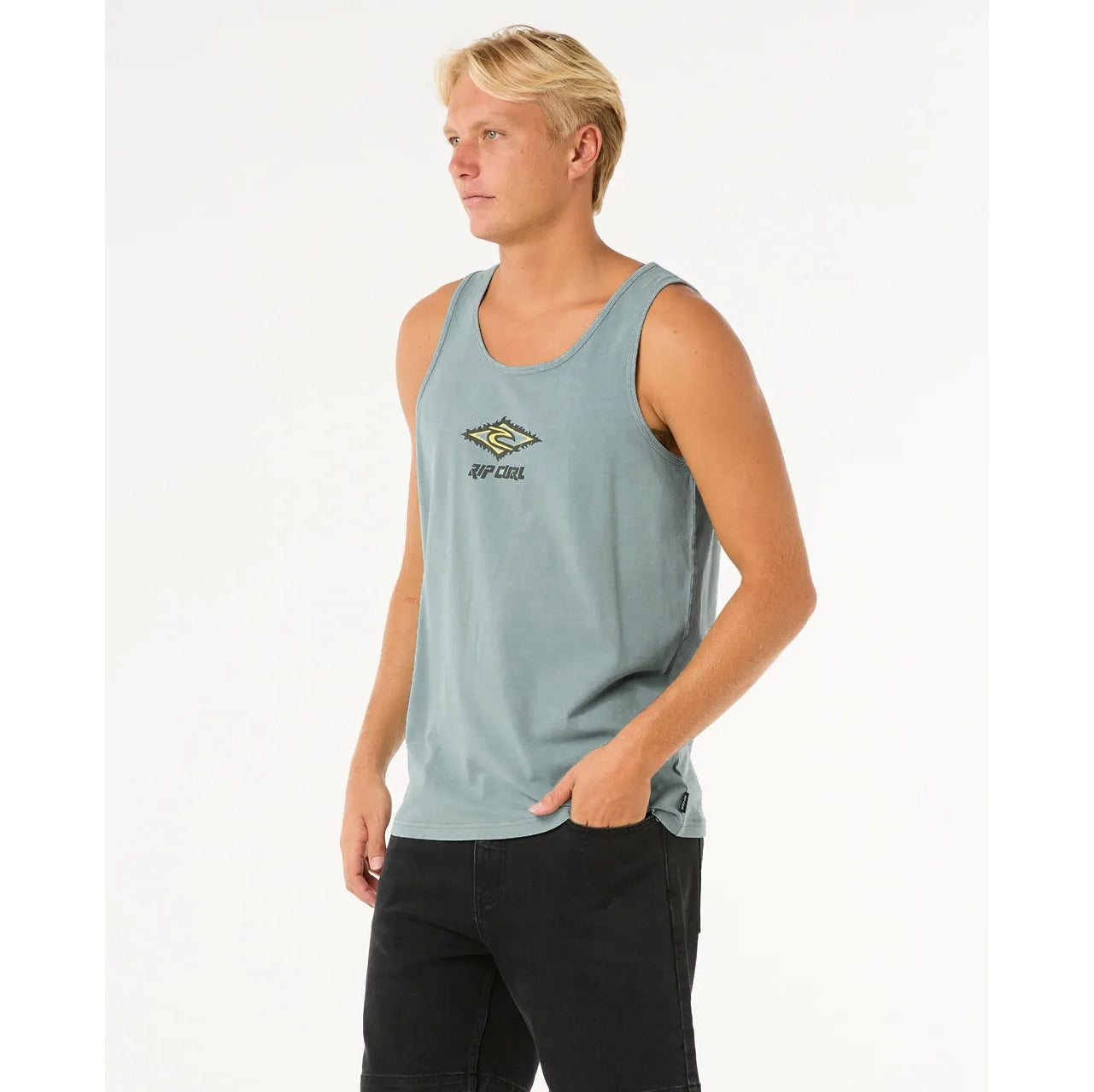 Camiseta tirantes Rip Curl Raw Energy Sloth Tank Blue Lagoon hombre azul claro con logo frontal, 100% algodón, fresca y cómoda para verano.