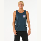 Camiseta tirantes Rip Curl Raw Energy Trad Tank Navy hombre azul marino con estampado trasero y logo frontal, tejido 100% algodón ligero y transpirable.