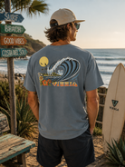 Camiseta Vissla Breakers Organic Blue Haze en ambiente surf lifestyle frente al mar