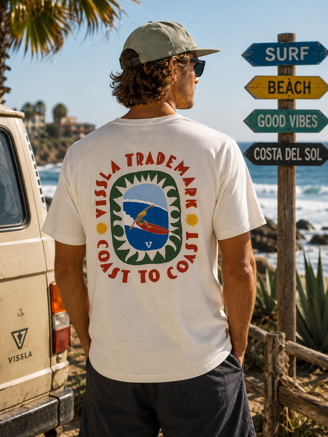 Camiseta Vissla Coast To Coast Eco Bone en look surf lifestyle junto a playa y furgoneta vintage