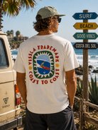 Camiseta Vissla Coast To Coast Eco Bone en look surf lifestyle junto a playa y furgoneta vintage