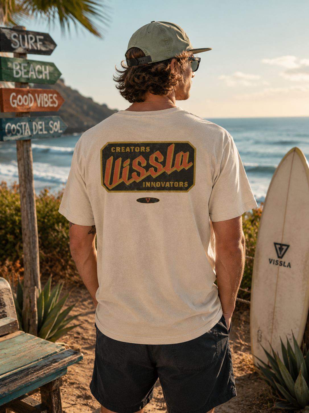 Camiseta Vissla Heavy Duty Organic Bone en ambiente surf lifestyle frente al océano