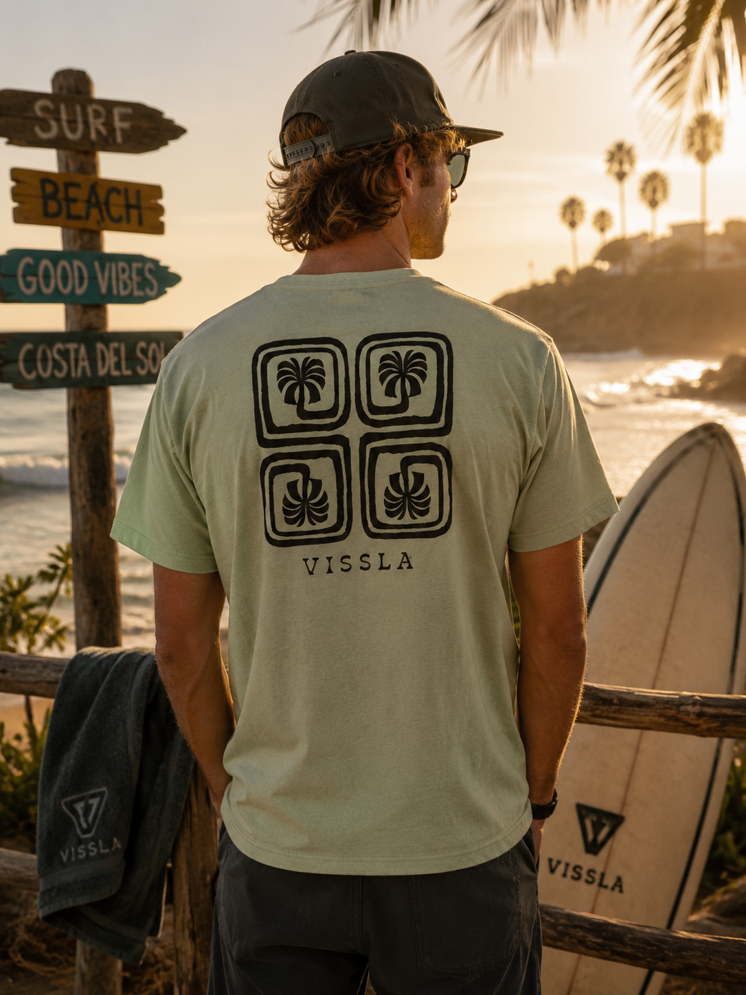 Camiseta Vissla Lost Coast Comp Lite Eco color sage estilo surf lifestyle en la playa al atardecer