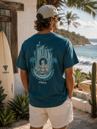 Camiseta Vissla Mystical Paradise Eco Tee Midnight en ambiente coastal surf lifestyle frente al mar