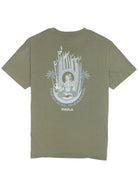 Camiseta Vissla Mystical Paradise Eco Tee color surplus verde militar con diseño surf místico sostenible para hombre
