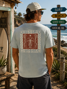 Camiseta Vissla Serpents Cosmic Wash Coastal Blue en ambiente surf lifestyle junto al océano