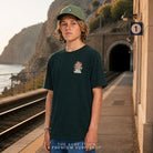 Camiseta Volcom Altarium Scarab para niño en editorial ferroviaria costera premium de THE SURF TOWN