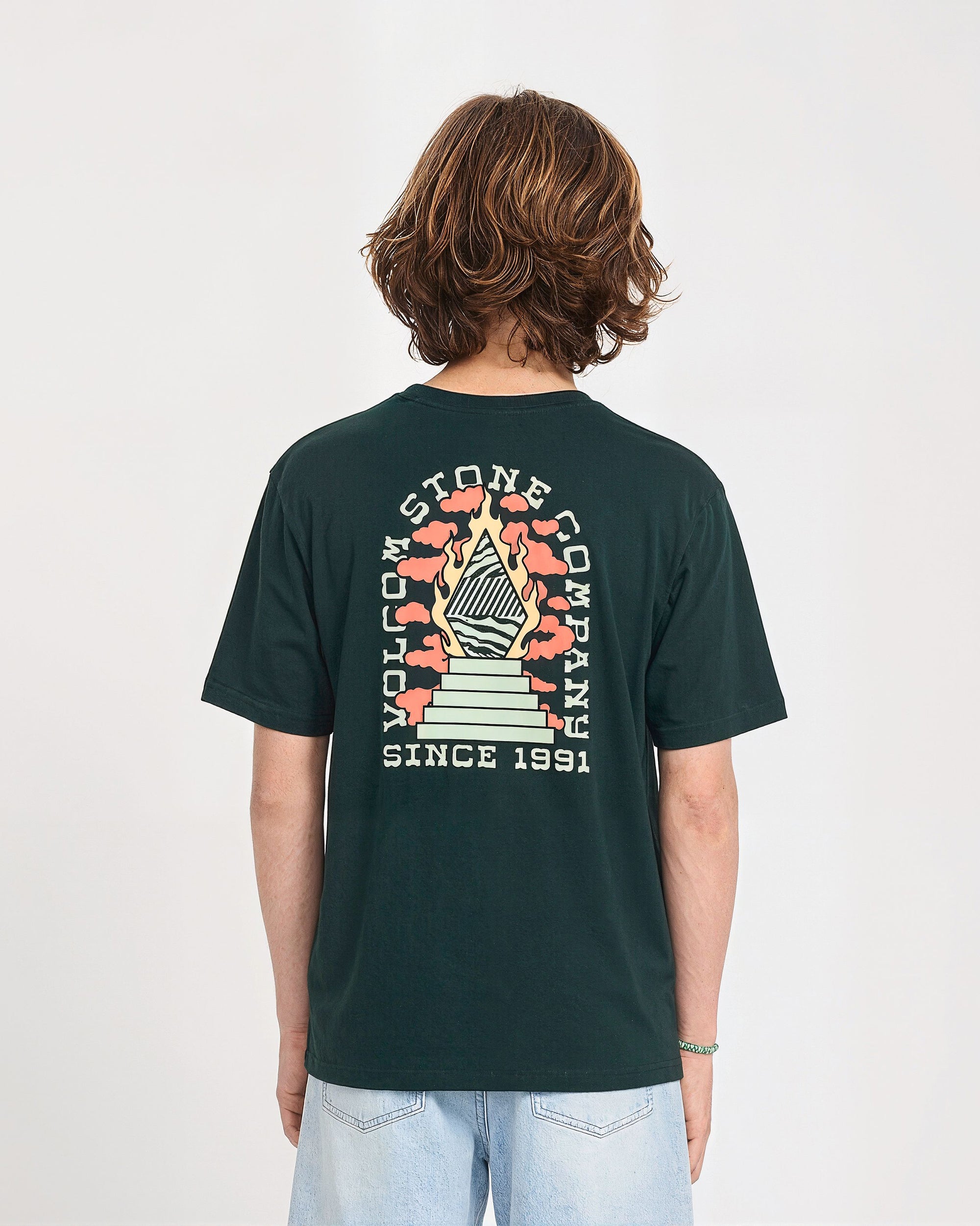Camiseta Volcom Altarium Scarab para niño vista trasera con modelo oficial