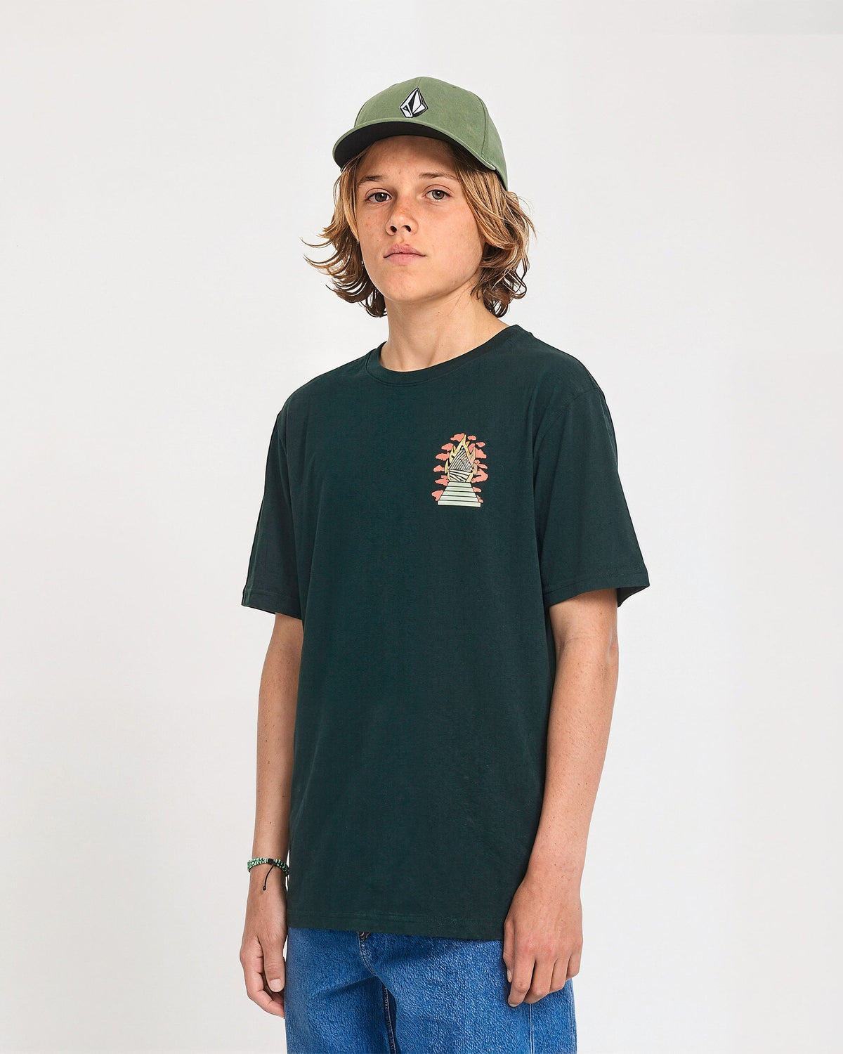 Camiseta Volcom Altarium Scarab para niño vista frontal con modelo oficial