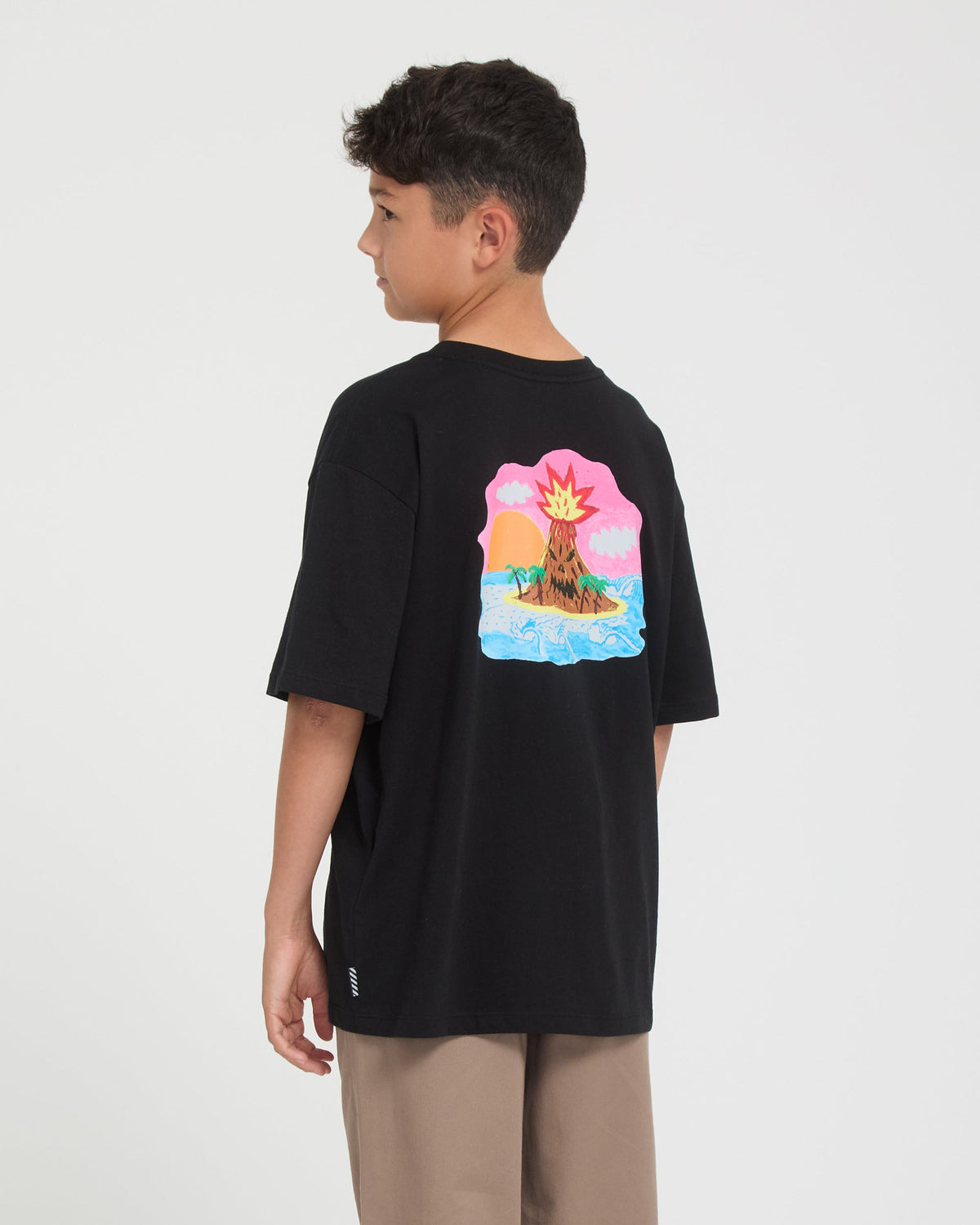 Camiseta Volcom Ozzy I Black para niño vista trasera con modelo oficial