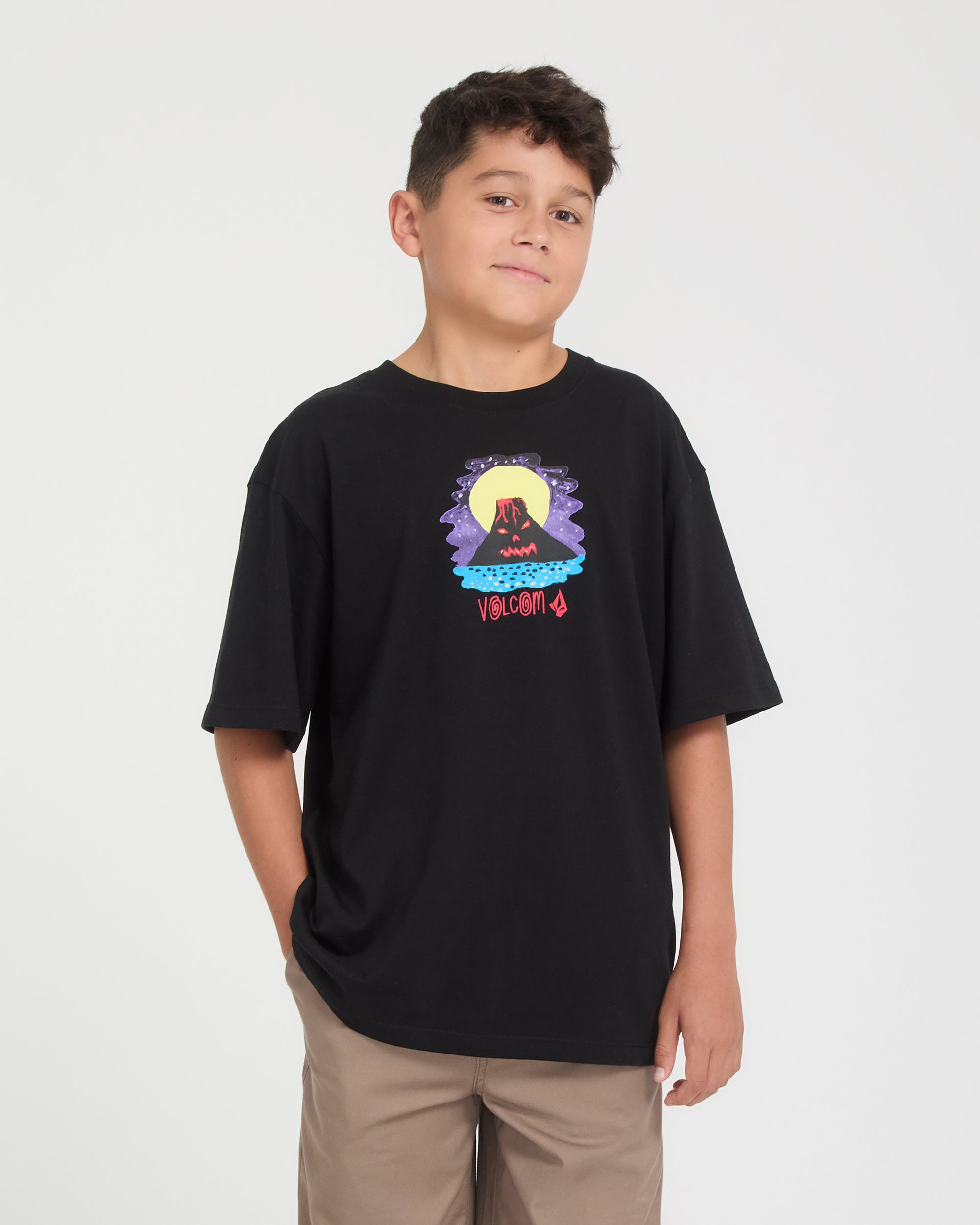 Camiseta Volcom Ozzy I Black para niño vista frontal con modelo oficial