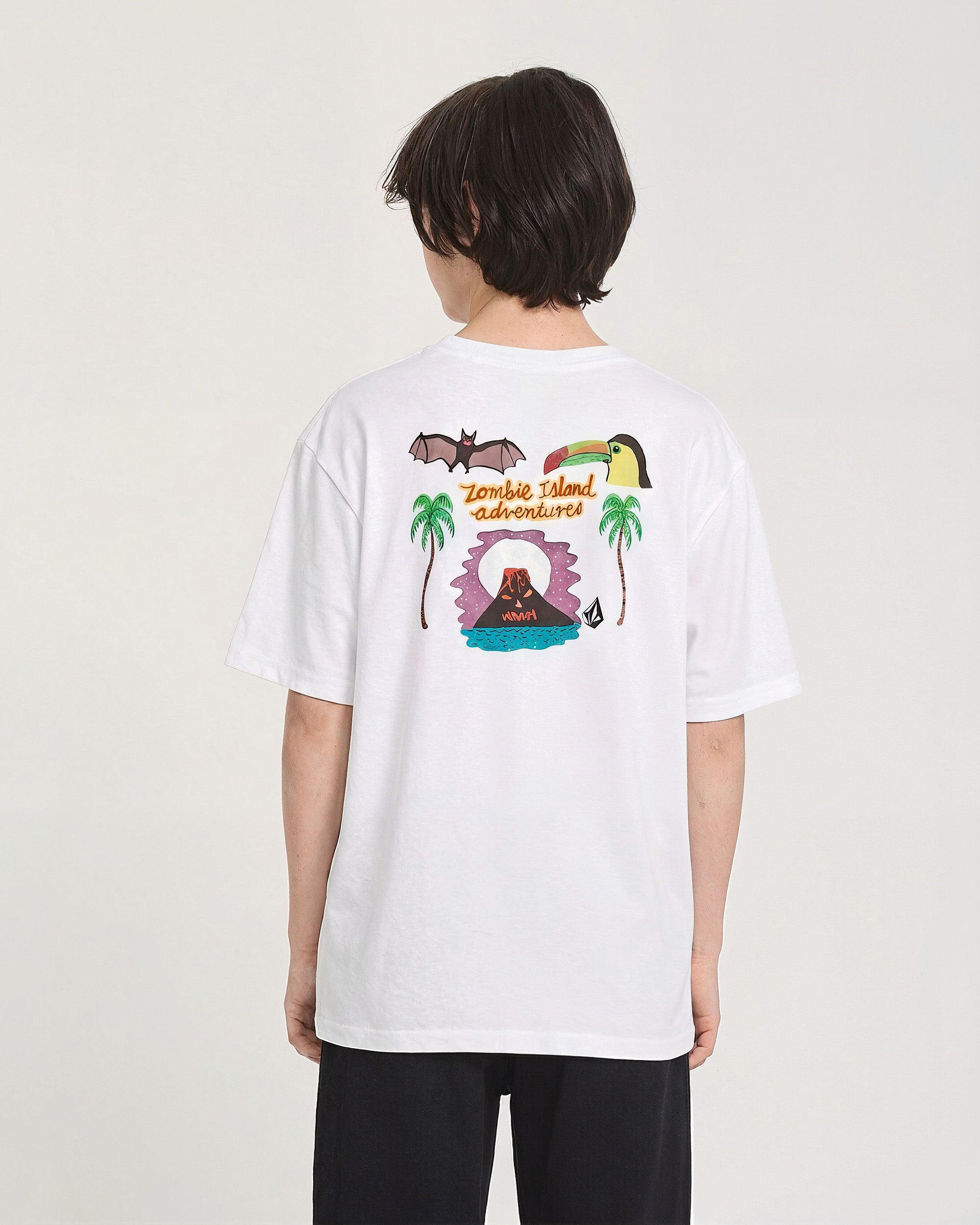 Camiseta Volcom Ozzy I White para niño vista trasera con modelo oficial
