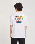 Camiseta Volcom Ozzy I White para niño vista trasera con modelo oficial