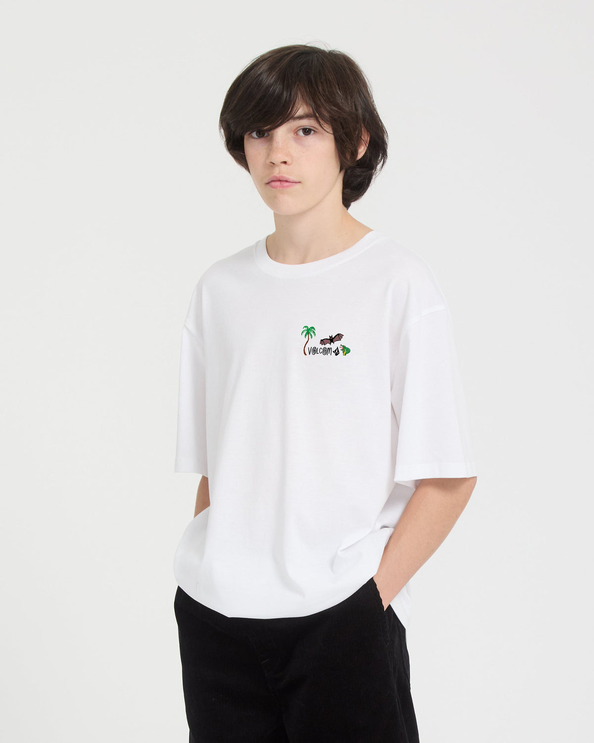 Camiseta Volcom Ozzy I White para niño vista frontal con modelo oficial