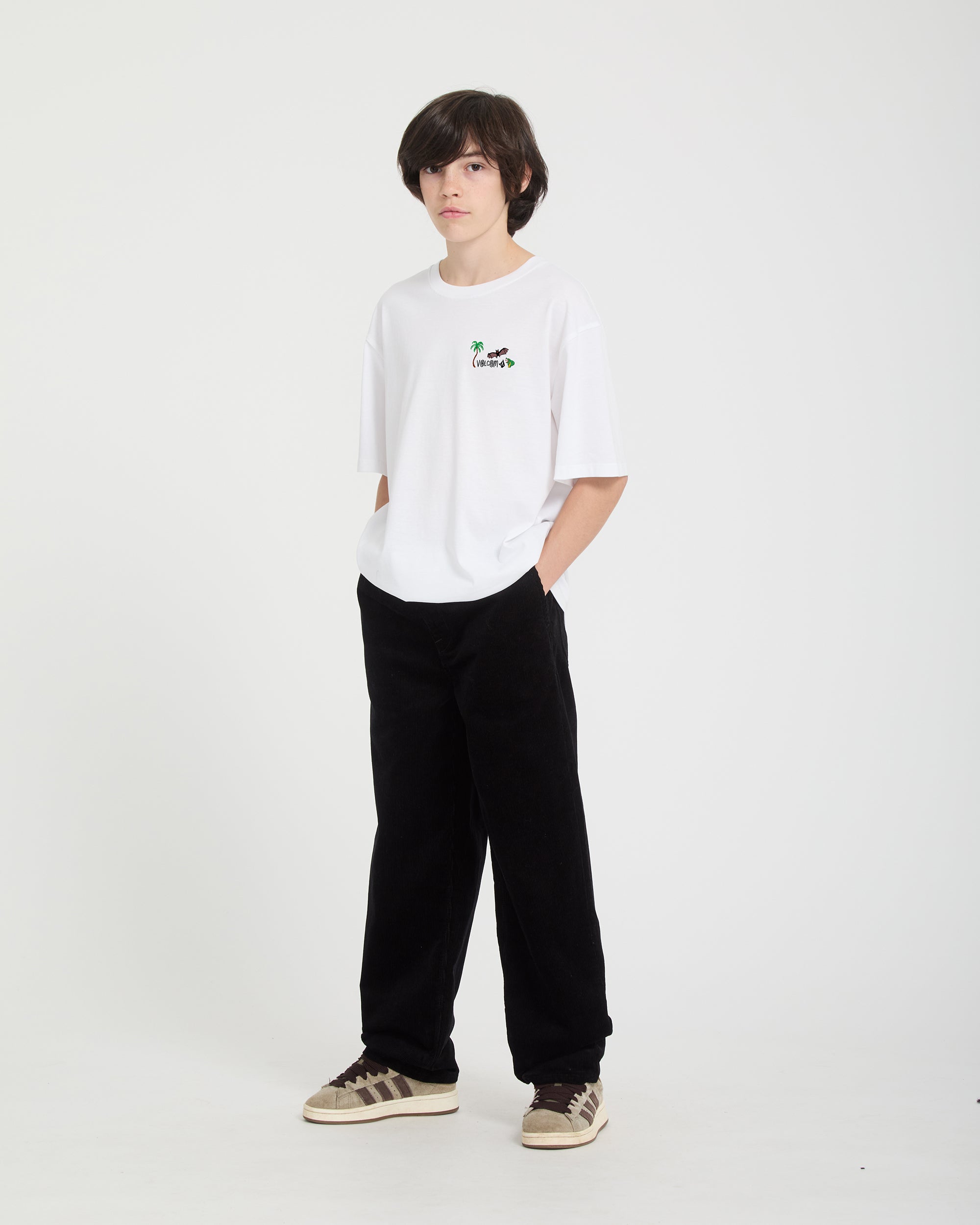 Camiseta Volcom Ozzy I White para niño vista de perfil con modelo oficial