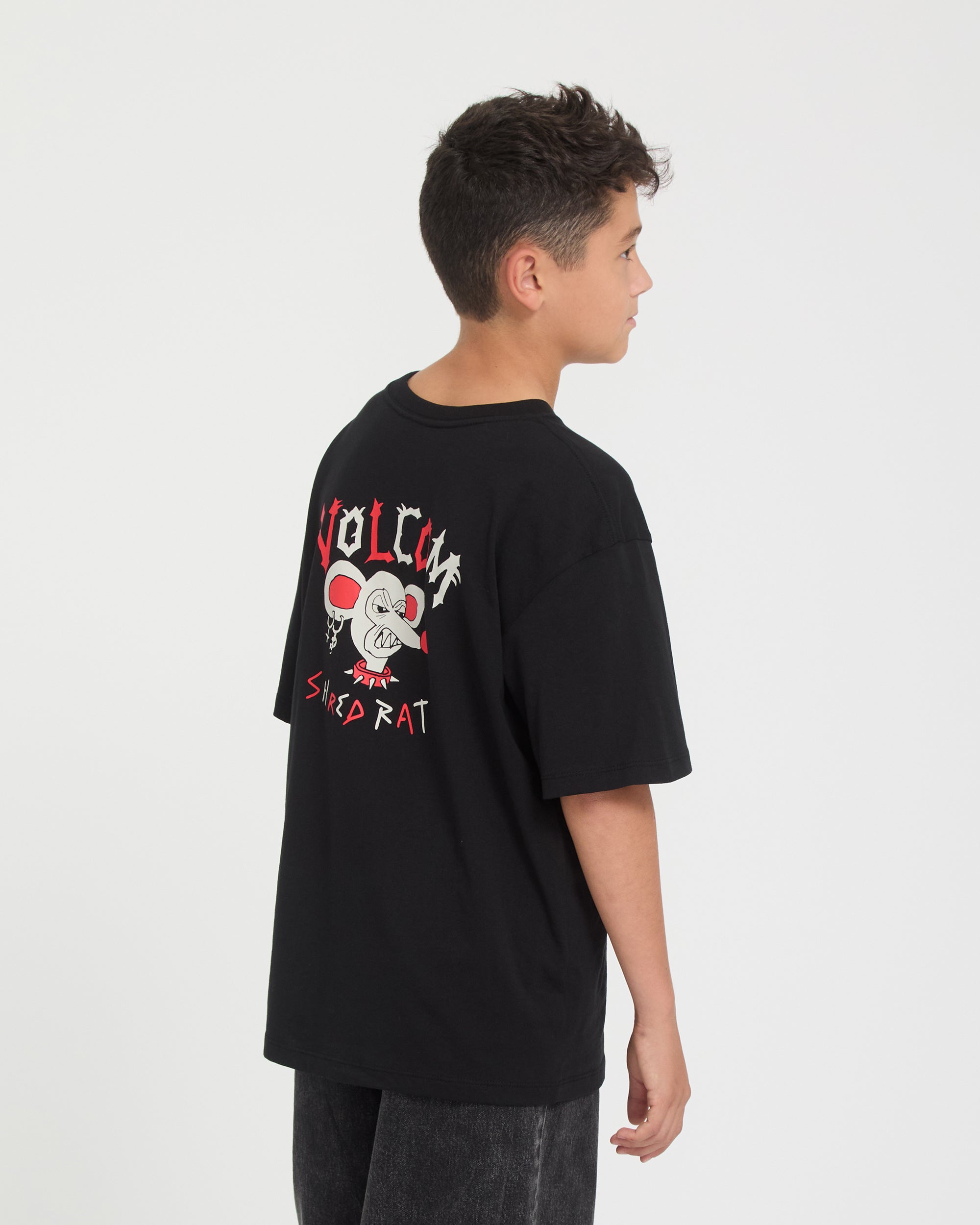 Camiseta Volcom Ozzy II Black para niño vista trasera con modelo oficial