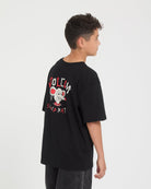 Camiseta Volcom Ozzy II Black para niño vista trasera con modelo oficial