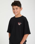 Camiseta Volcom Ozzy II Black para niño vista frontal con modelo oficial