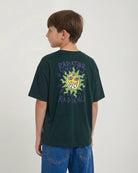Camiseta Volcom Ozzy II Scarab para niño vista trasera con modelo oficial