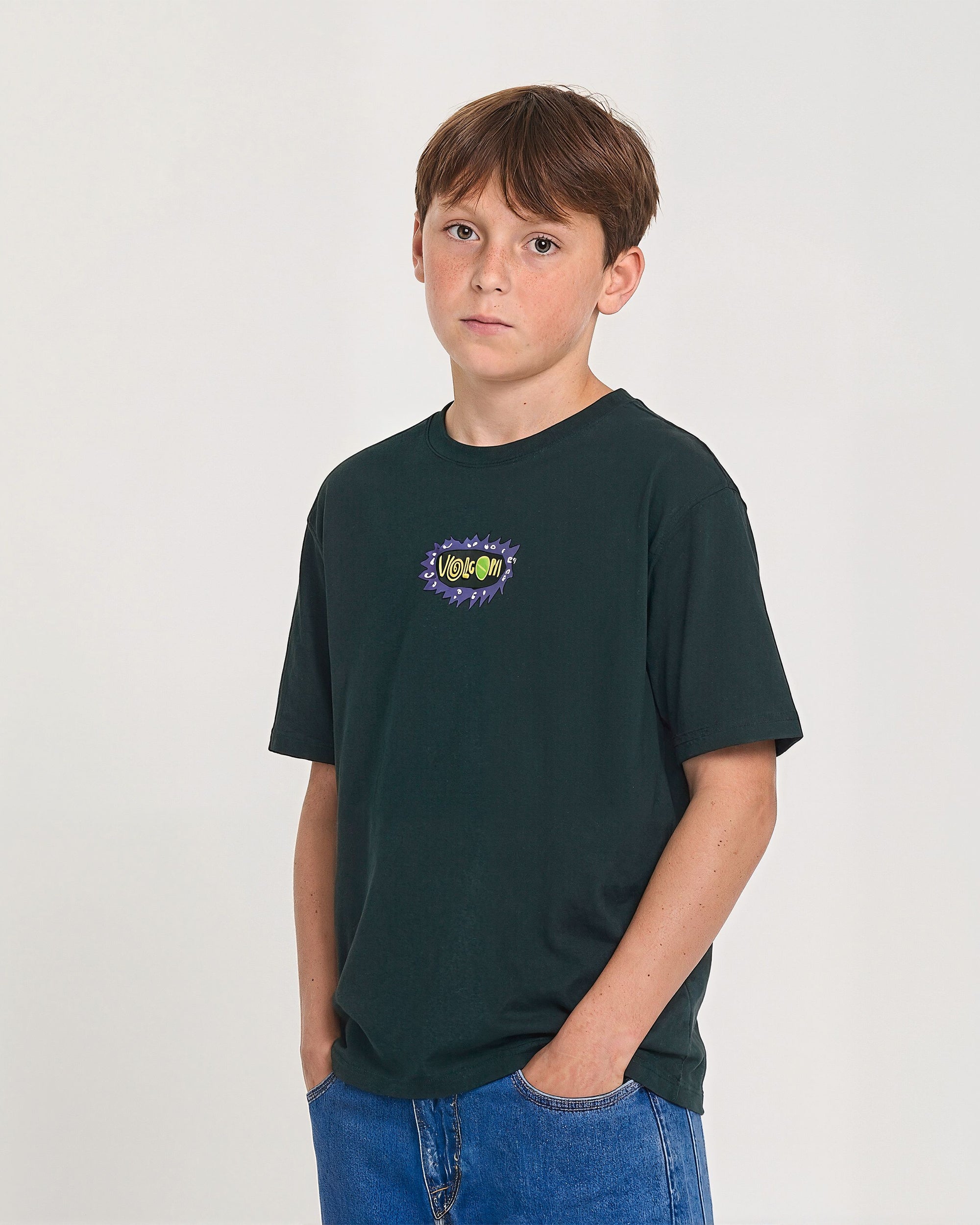 Camiseta Volcom Ozzy II Scarab para niño vista frontal con modelo oficial