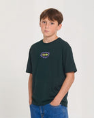 Camiseta Volcom Ozzy II Scarab para niño vista frontal con modelo oficial