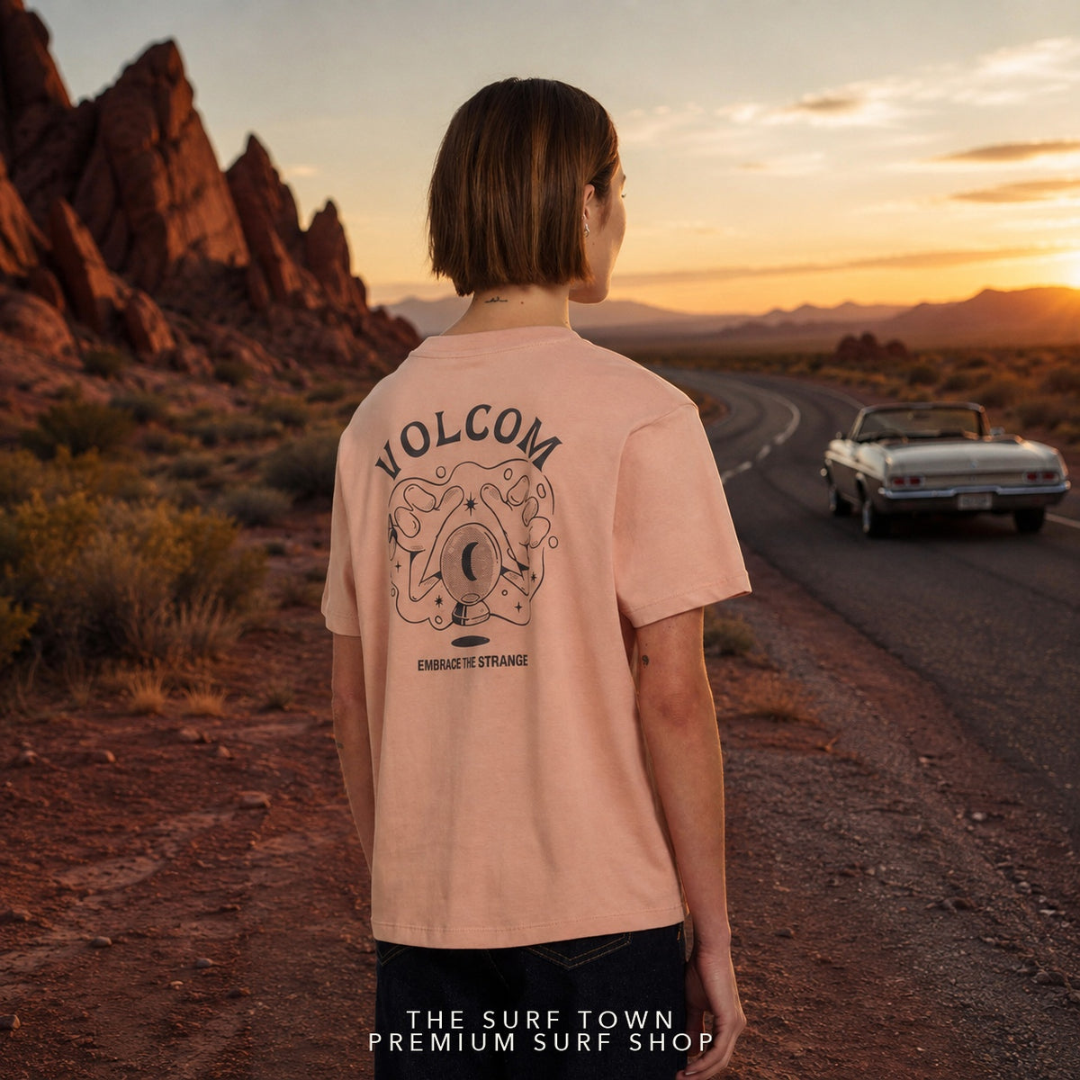 Camiseta Volcom Radical Daze Up Misty Rose en editorial de desierto premium de THE SURF TOWN
