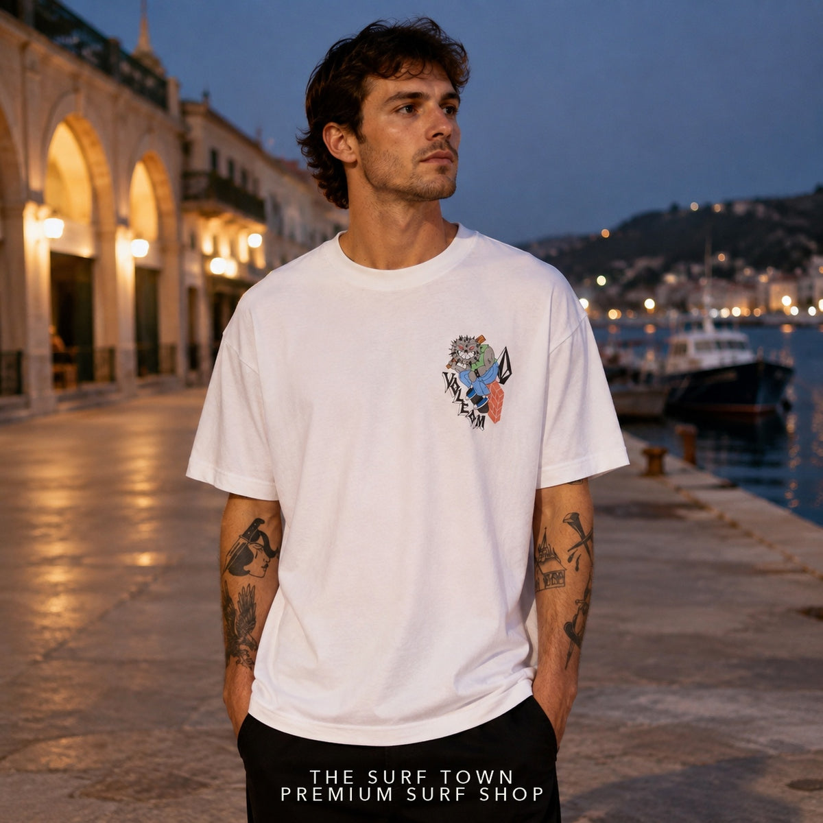 Camiseta Volcom SK8 Break White en editorial portuaria premium de THE SURF TOWN