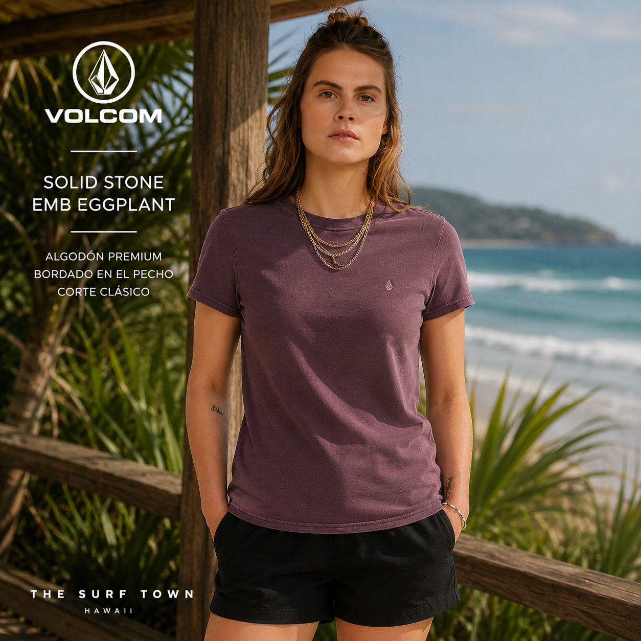 Camiseta Volcom Solid Stone EMB Eggplant en fotografía editorial propia de THE SURF TOWN con estilo surf femenino, algodón orgánico y look casual premium junto al mar