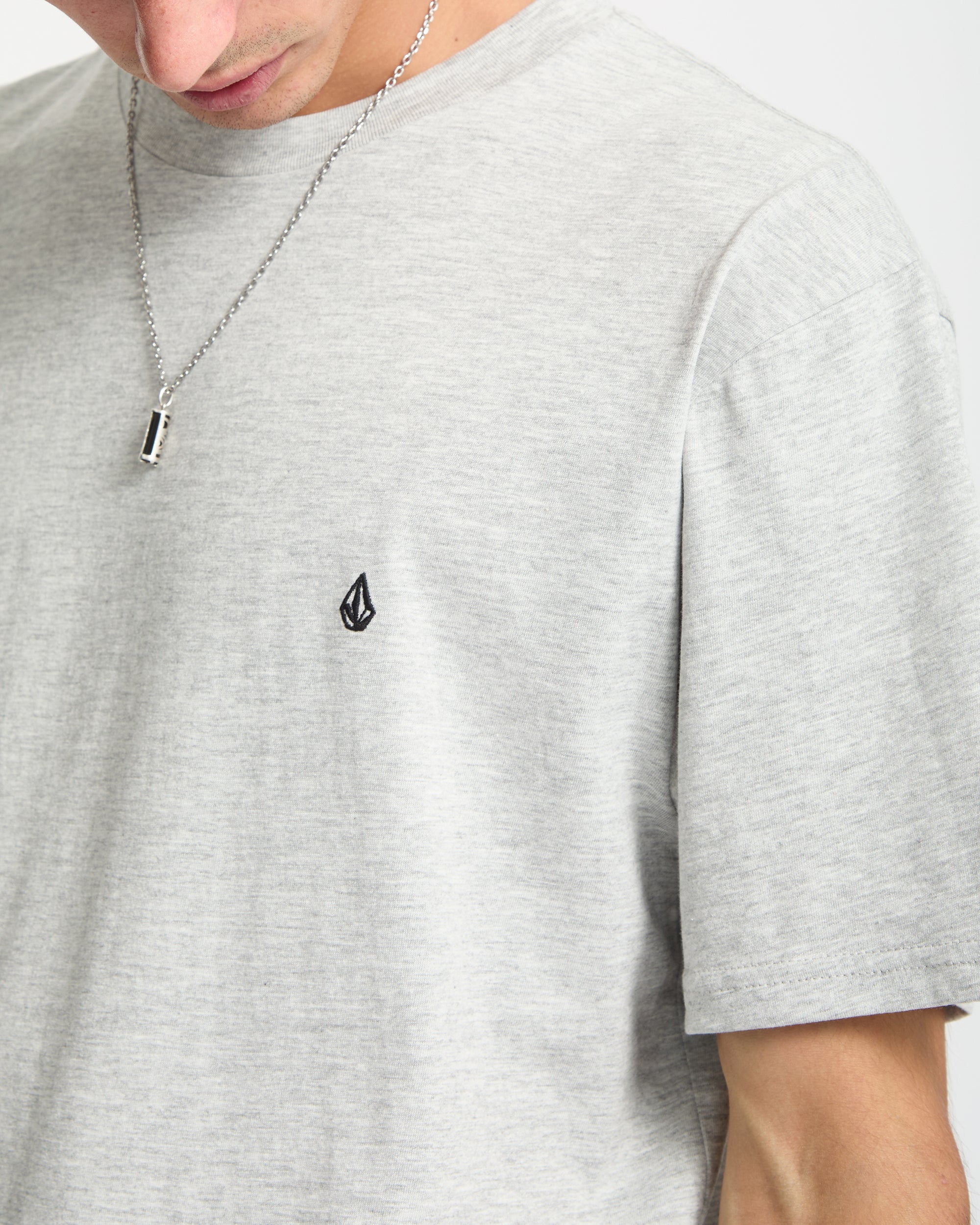 Camiseta Volcom Stone Blanks Heather Grey detalle del bordado Stone oficial