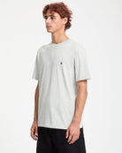 Camiseta Volcom Stone Blanks Heather Grey vista de perfil con modelo oficial