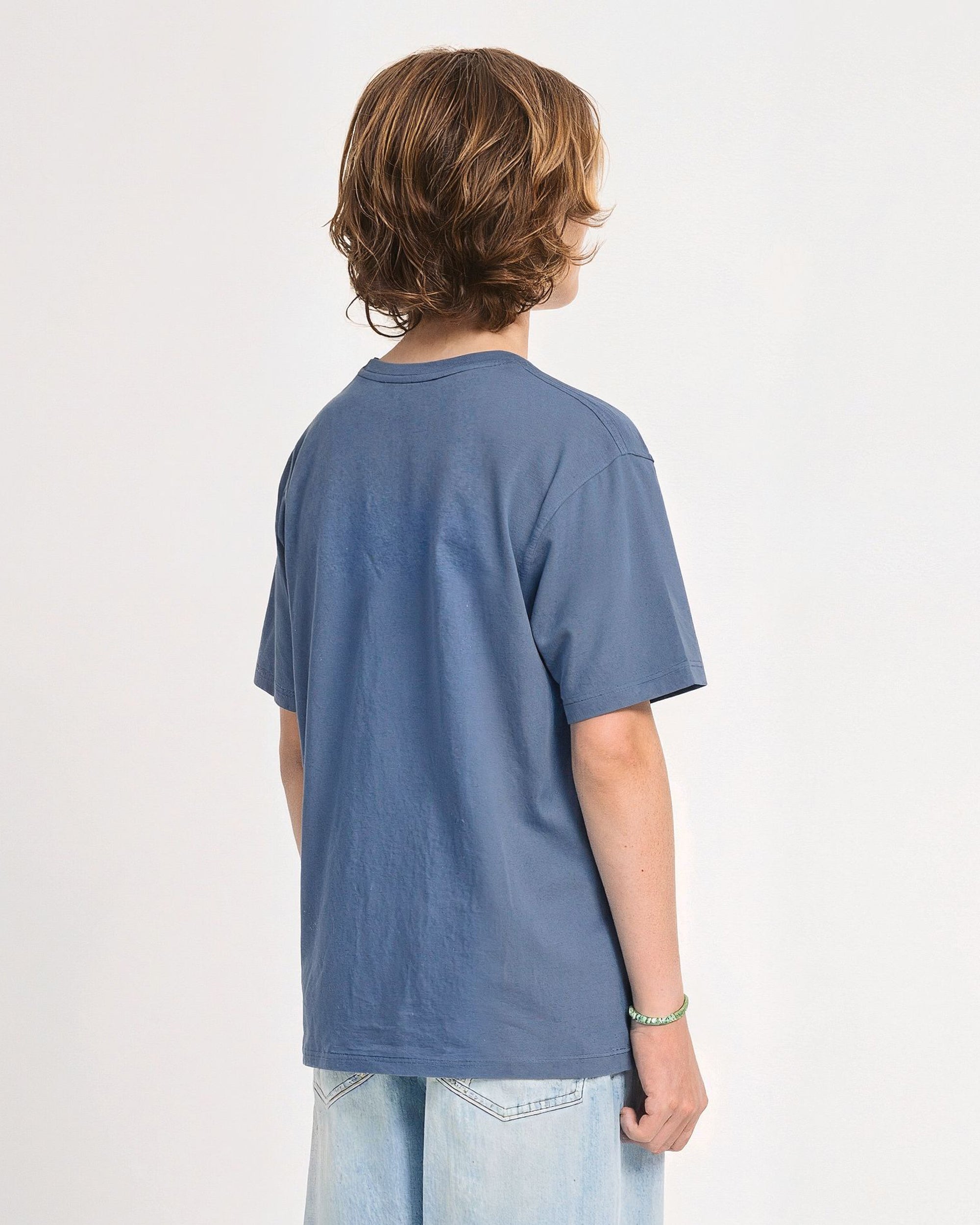 Camiseta Volcom Stone Blanks Storm Blue para niño vista trasera con modelo oficial
