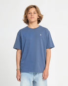 Camiseta Volcom Stone Blanks Storm Blue para niño vista frontal con modelo oficial