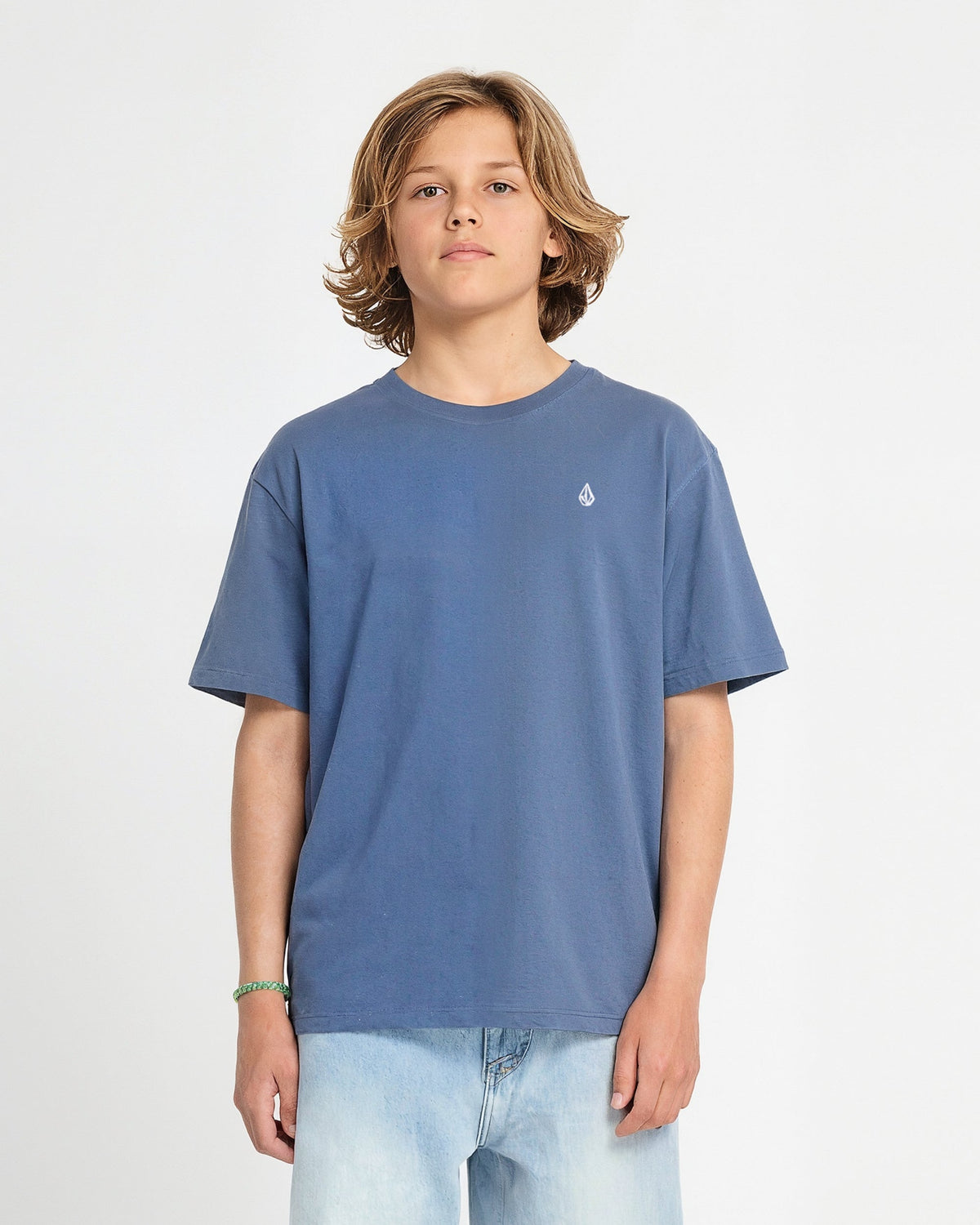 Camiseta Volcom Stone Blanks Storm Blue para niño vista frontal con modelo oficial