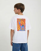 Camiseta Volcom Weirdcard White para niño vista trasera con modelo oficial